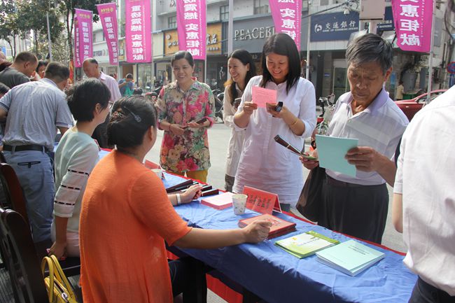 揚(yáng)中市市場監(jiān)管局成功舉辦2016年“質(zhì)量月”現(xiàn)場宣傳咨詢服務(wù)活動(dòng)
